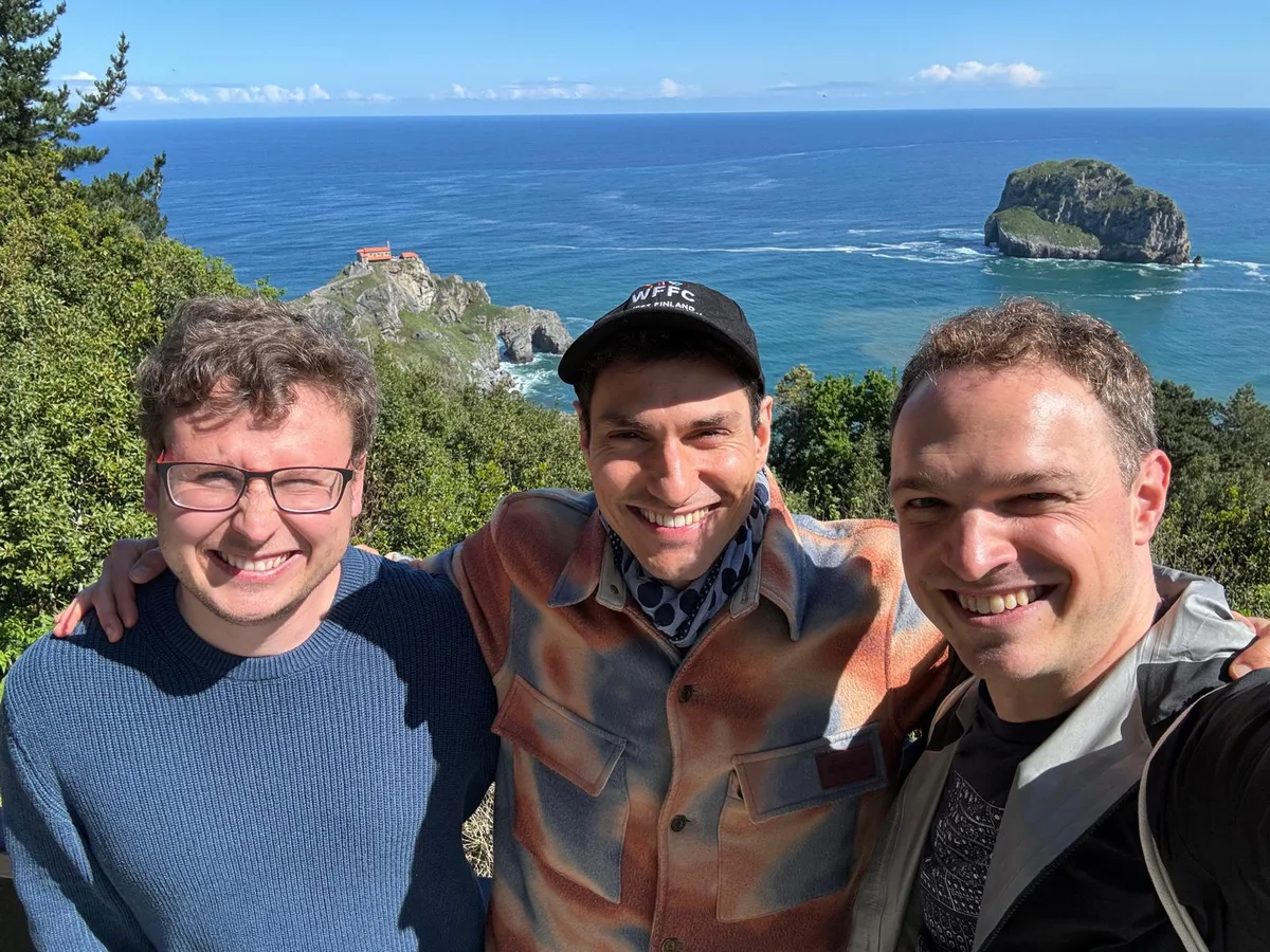 In den Ferien in Bilbao kommen die drei auf die Idee des eigenen Hörspiels. Man sieht das Produzenten-Trio auf einem Gruppenfoto.